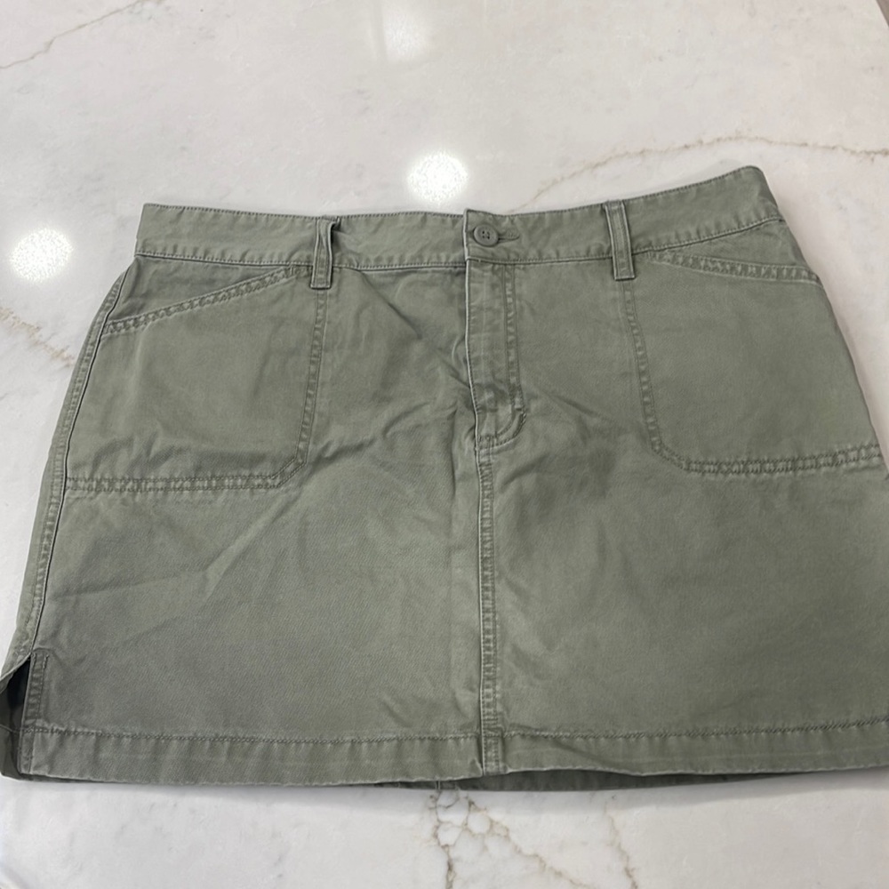 Old Navy miniskirt with side slits and back flap pockets